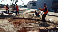 Petugas terus mengebut pengerjaan taman.