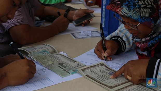 Tim gabungan satlantas Polda Metro Jaya dan Samsat melakukan razia pengesahan STNK di Jalan Taman Makam Pahlawan, Kalibata, Jakarta Selatan. Pantauan CNBC Indonesia di lokasi pukul 09.00 WIB, Rabu  ( 11/12/2019), mulai terlihat puluhan mobil pribadi maupun mobil box diberhentikan petugas. Beberapa motor juga dihentikan.Mayoritas pelanggaran yang dilakukan adalah telat bayar pajak. Selain itu, ada juga karena tidak memakai helm, lampu tidak dinyalakan, sampai pelat nomor yang sudah jatuh tempo. Ada 40 petugas yang melakukan operasi razia pengesahan STNK. Saat operasi, pengendara motor terlihat berdebat dengan polantas karena STNKnya sudah jatuh tempo namun bersikeras tidak mau menandatangani surat tilang. (CNBC Indonesia/Tri Susilo)