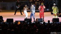 Grup hip hop asal Amerika Serikat ini tampil setelah upacara seremonial dilaksanakan.