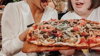 What better way to welcome December than meet my instant bestie and make pizza with her! 🍕 Thank you @bestbuddies for the opportunity to bond with these amazing sweet kids and cheers on your 30th year! tulisnya di Instagramnya. Foto: Instagram @gazinii