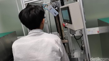 detikINET pun menyaksikan proses penyiksaan pada uji coba Oppo yang dijatuhkan 50 ribu kali dengan ketinggian 1,8 meter. Foto: detikINET/Aisyah Kamaliah
