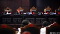 Mahkamah Konstitusi (MK) menolak gugatan terkait batas syarat minimal usia pendaftaran calon kepala daerah.