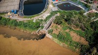 Penampakan dari udara kondisi Sungai Citarum yang tercemar limbah. Limbah berwarna hitam tersebut diduga berasal dari industri.