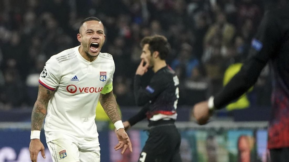 Lyon kesal dengan kabar yang mengaitkan Memphis Depay dengan Barcelona (Foto: Laurent Cipriani/AP Photo)