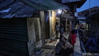 Rata-rata Warga disana hanya tinggal di rumah yang terbuat dari papan dan seng seadanya. Jauh dari kata layak huni dan mewah.