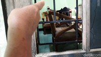 Pelemparan bom molotov tersebut dilakukan oleh orang tidak dikenal sekitar pukul 03.15 WIB, Rabu (11/12).