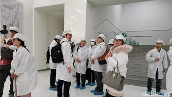 Selain itu, kami diminta untuk menggunakan baju khusus yang telah disiapkan lalu kami dianginkan. Foto: detikINET/Aisyah Kamaliah
