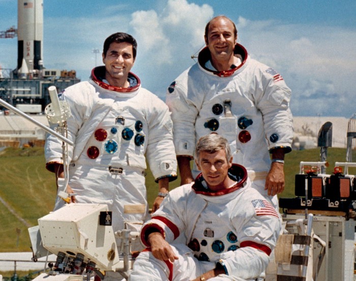 Awak Apollo 17 dengan misi pendaratan di bulan. Komandan misi Eugene A. Cernan (duduk), Command Module pilot Ronald E. Evans (berdiri kanan), dan Lunar Module pilot, Harrison H. Schmitt. (NASA)