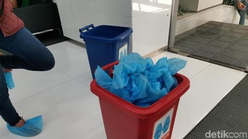 Keluar dari lab, shoes cover kami pun boleh dilepaskan kembali. Foto: detikINET/Aisyah Kamaliah
