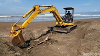 Alat berat turut dikerahkan untuk membantu membersihkan sampah yang berada di area sekitar pantai.