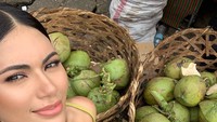 Model cantik berusia 25 tahun ini, terkenal aktif mengunggah berbagai kegiatannya di akun Instagramnya. Salah satunya saat menikmati kelapa segar yang ada di pasar. Foto: Instagram @gazinii
