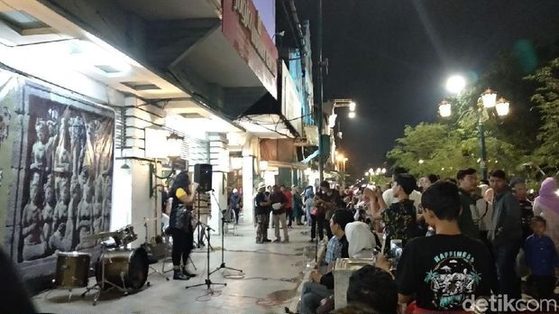 Duh! Masih Juga Ada yang Nyampah di Malam Reresik Malioboro