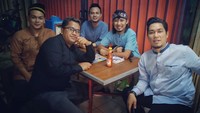 Seperti pada momen yang satu ini. Ade Jigo berkumpul di sebuah warung makan dengan teman-temannya yang bergabung dalam komunitas Kajian Musyawarah. Foto: Instagram @adejigo