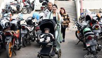 Chikita Meidy dan putranya, Javier Raesha Adhitya saat ditemui di studio Trans TV, Kapten Tendean, Jakarta Selatan pada Rabu (11/12). Pool/Noel/detikFoto.