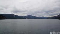 Danau yang berada di area Hakone di Prefektur Kanagawa di Honshu, Jepang ini dikenal juga dengan nama Danau Hakone atau Danau Ashinoko. (Syanti/detikcom)