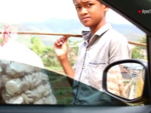 Bikin Haru! Bocah SD Ini Jual Kerupuk Karena Ingin Punya Celana Dalam