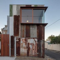 Seng bekas berkarat biasanya akan berakhir di tempat sampah atau pembuangan. Namun, pernah kah terlintas di benak Anda bahwa seng rongsokan bisa dimanfaatkan lagi sebagai material rumah berdesain modern. Buktinya ada di foto-foto dari akun @FLjasmy yang viral ini. (Foto: Twitter/@FLjasmy)