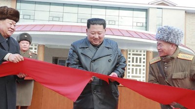 Potret Kim Jong Un Meresmikan Kota Spa