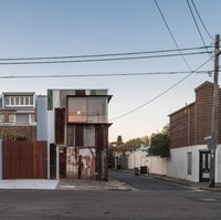 “Bolehlah buat menghindari maling,” tulis seorang netizen. “Kena tetanus ga?” kata netizen lainnya. (Foto: Twitter/@FLjasmy)