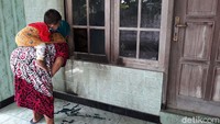 Pelaku pelemparan bom molotov ke rumah Ngadilah, di Desa Balecatur, Kecamatan Gamping, Sleman juga sempat mengetuk pintu sebelum beraksi.