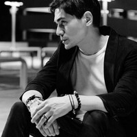 Penampilan eks drummer Dewa 19, Tyo Nugros belakangan tengah viral karena dinilai kelewat awet muda. Meski sudah berusia 52 tahun namun wajah Tyo masih sama, seolah tak menua. Penampilannya saat manggung di konser Dewa 19 di Jakarta International Stadium (JIS) pada Sabtu (4/2/2023) itu pun jadi viral dan banyak diperbincangkan. Foto: Instagram