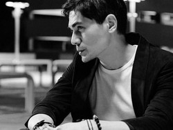 7 Foto Seleb Tampan Berparas Awet Muda di Usia 50-an, Bak Vampire Dunia Nyata