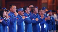 Jajaran pengurus kompak mengenakan jaket warna biru khas Partai Demokrat.
