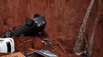 Akibat Jalan Longsor, Mobil-mobil Ini Nyungsep ke Lubang