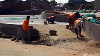 Sedikit demi sedikit, bentuk taman sudah mulai terlihat.