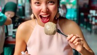 Waduh aksi makan bakso Sisi ini menarik banget. Sebutir bakso ukuran besar siap disantapnya. Foto: instagram @sisi.asih
