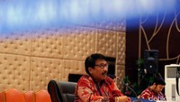 8 orang kandidat calon hakim Konstitusi ini dibagi menjadi dua kelompok hari untuk menjalani tes wawancara dengan pansel hakim Mahkamah Konstitusi (MK). Ada 5 orang calon hakim MK yang akan diwawancara untuk menggantikan posisi I Dewa Gede Palguna.