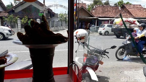 Penampakan warung makan Padang yang dirusak orang misterius