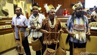 Bupati dan tokoh adat Papua menyambangi gedung DPR/MPR guna menghadiri rapat dengar pendapat (RDP) bersama Komisi II DPR, di Kompleks Parlemen, Senayan, Jakarta, Rabu (11/12/2019).