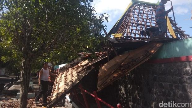 Porak Poranda Diterjang Puting Beliung Umbul Pengging Porak Poranda Diterjang Puting Beliung Umbul Pengging