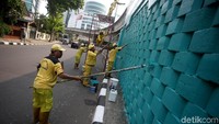 Para petugas nampak mengecat tembok JLNT Antasari tersebut dengan warna cerah.