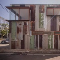 Begitu uniknya rumah tersebut, unggahan @FLjasmy sempat menjadi viral dengan jumlah likes dan retweet yang mencapai ribuan, sekaligus mengundang beragam reaksi di Twitter. Ada yang takjub, tapi tak sedikit pula yang meragukan kualitas seng bekas untuk membuat rumah baru. (Foto: Twitter/@FLjasmy)