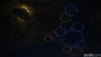 Tidak hanya kembang api, langit Stadion Clark juga dihiasi dengan logo SEA Games.