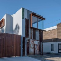 Tampak seng-seng rongsokan menjelma sebagai pelapis dinding luar rumah bergaya minimalis. Selain unik, seng tersebut menghadirkan kesan rustic pada hunian. (Foto: Twitter/@FLjasmy)