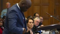 Selain Aung San Suu Kyi, Jaksa Agung dan Menteri Kehakiman Gambia, Abubacarr M Tambadou, turut hadir di sidang perdana terkait dugaan genosida terhadap etnis Rohingya yang digelar di Pengadilan Internasional, Den Haag, Belanda, pada Rabu (10/12) waktu setempat. Peter Dejong/AP Photo.