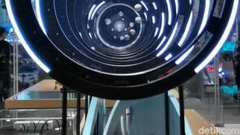 Misalnya dengan langsung menjajal Oppo Reno dan memotret lingkaran yang ada di dalamnya. Ketika di zoom dengan smartphone tersebut, planet-planet tersebut terlihat jelas. Foto: detikINET/Aisyah Kamaliah