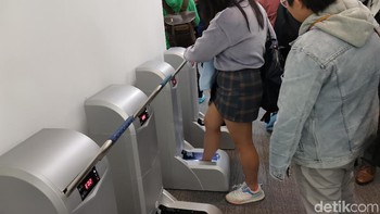 Oppo mengajak rekan media bertualang melihat uji kelayakan smartphone Oppo. Pertama kali masuk ke dalam ruangan uji coba, kami diwajibkan menggunakan shoes cover. Foto: detikINET/Aisyah Kamaliah