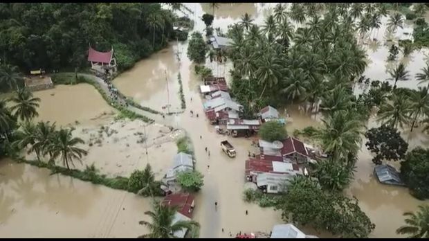 Korban banjir membutuhkan bantuan mulai dari tenda, bahan makanan hingga selimut.