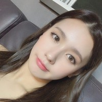 Walau tak jadi debut dengan Blackpink, Miyeon sepertinya masih berhubungan baik dengan keempat member. Dalam sebuah wawancara, ia mengaku mendapat SMS dari Blackpink yang menyampaikan ucapan selamat mereka ketika Miyeon debut dengan (G)I-DLE. Foto: Instagram @official_g_i_dle