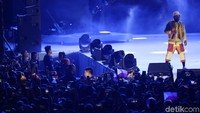 Hadirnya The Black Eyed Peas dalam penutupan seremoni tersebut tidak lepas dari salah satu personelnya Allan Pineda Lindo yang merupakan warga negara keturunan Filipina.