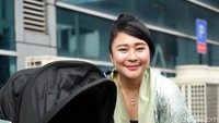 Chikita menceritakan jika Jav, panggilan sang putra, lebih suka ngobrol dengan orang dibandingkan main mainannya. Pool/Noel/detikFoto.