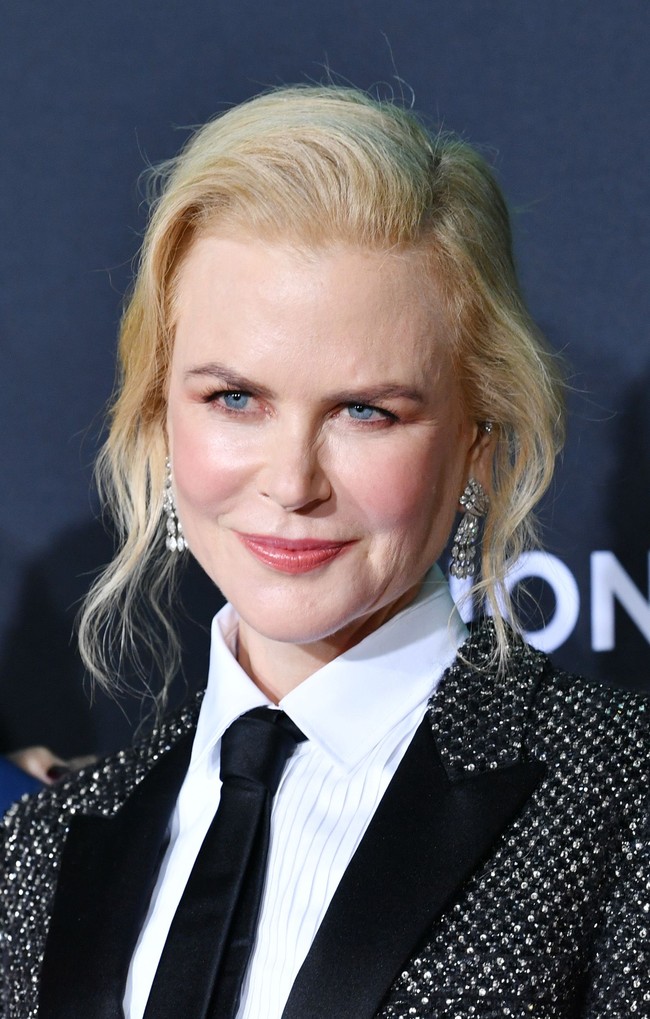 Tidak ketinggalan anting bergaya chandelier untuk menambahkan kesan glamor. (Foto: Getty Images)