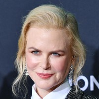 Tidak ketinggalan anting bergaya chandelier untuk menambahkan kesan glamor. (Foto: Getty Images)