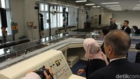 Selain dituntut pandai mengoperasikan kereta, para calon masinis juga wajib paham soal sinyal dalam perkeretaapian. Termasuk juga bagaimana cara pengoperasian sinyal, fungsinya hingga bagaimana cara memindahkan jalur rel. Semua dipelajari di ruangan ini (Randy/detikcom)