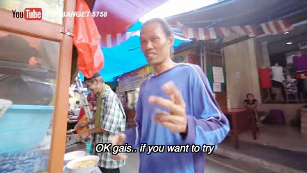 Keren! Tukang Soto Tangkar Ini Fasih Berbahasa Inggris Saat Jualan