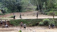 Petugas pun mengakali tanah yang lembek dengan menggunakan bambu atau kayu sebagai sarana pijakan. Mereka mengangkut material longsor dengan menggunakan cangkul dan sekop, sebab menurunkan alat berat tak memungkinkan karena akses yang sempit.
